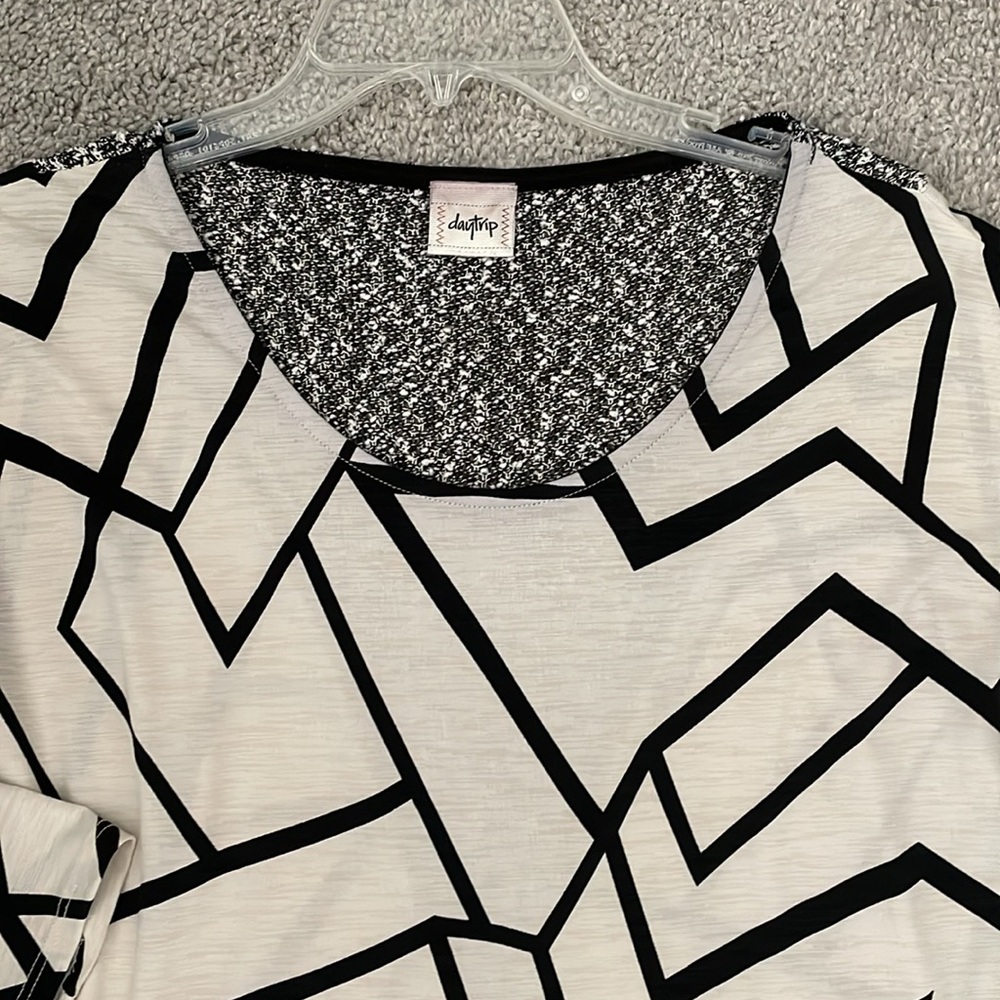 Adorable DAYTRIP Top! - Picture 2 of 3